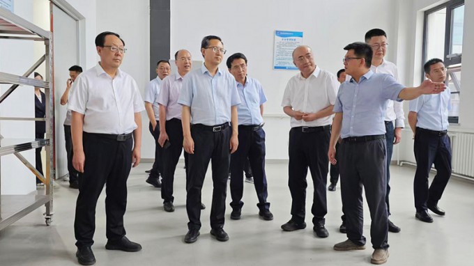 �����Ͷ���ŵ�ί��ǡ����³��ɹ�ƽһ�е��������̼���з����ص���